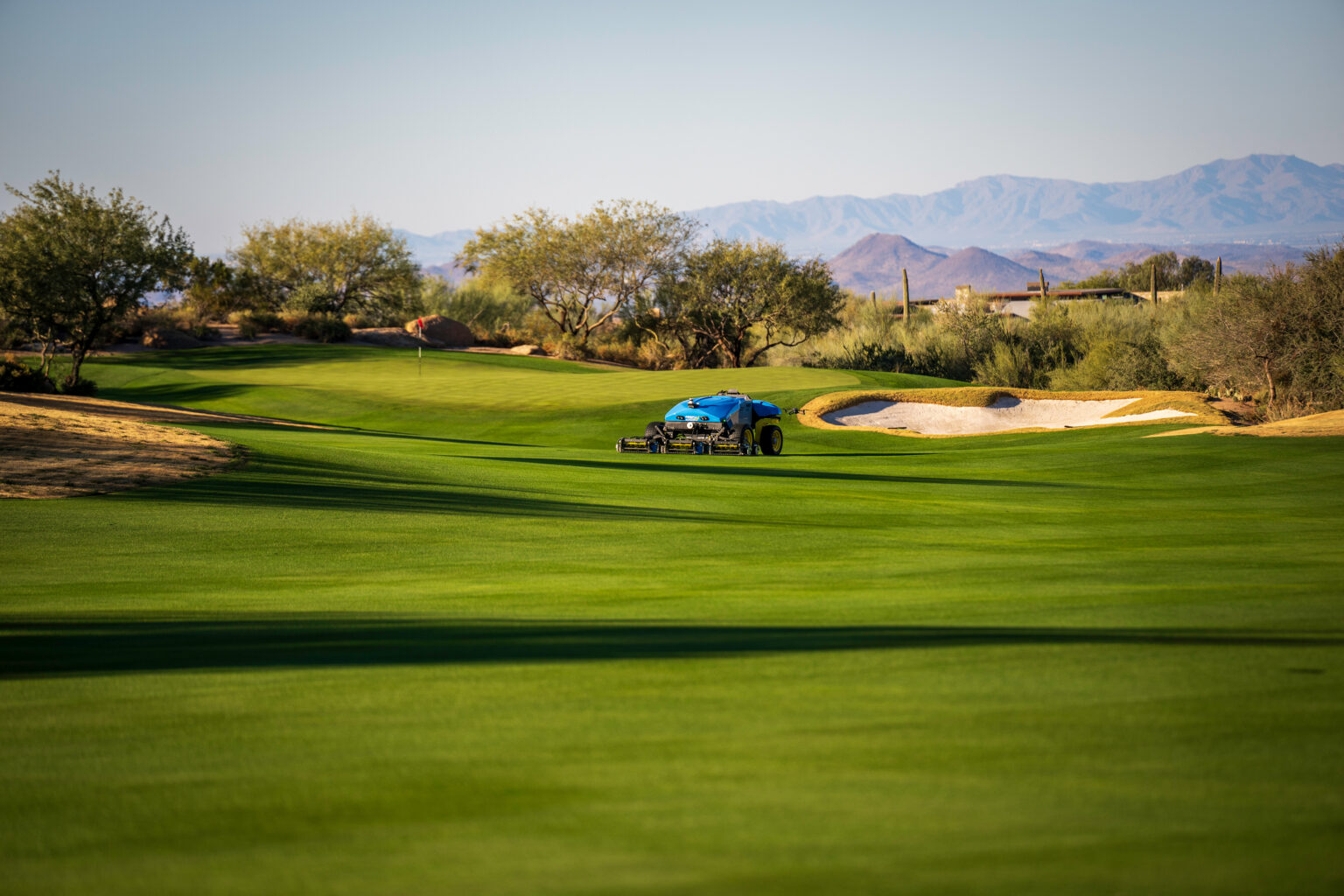 FireFly AMP-L100 autonomouw mower on golf course