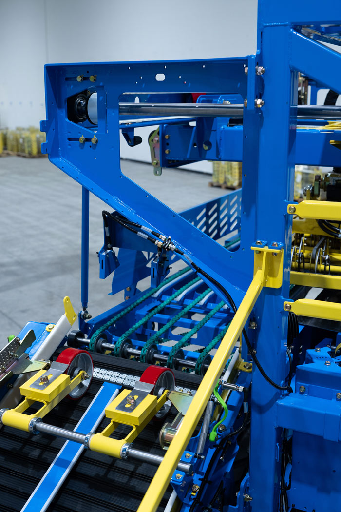 Close-up of upper conveyor and stacker gantry