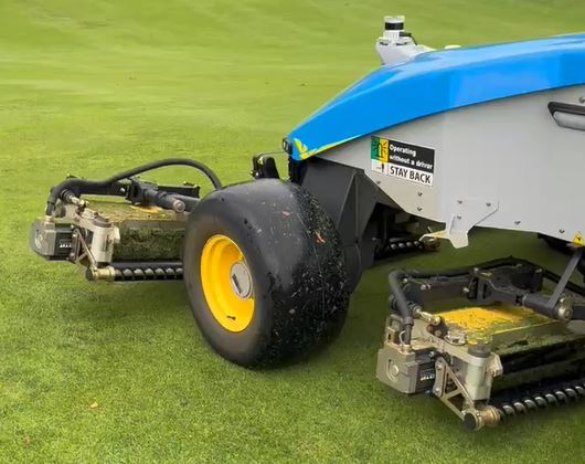 AMP-L100 mowing with active roller brushes installed on the cutting units.